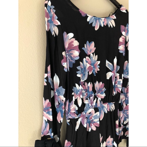 Floral  ribbon tie romper - Picture 3 of 6